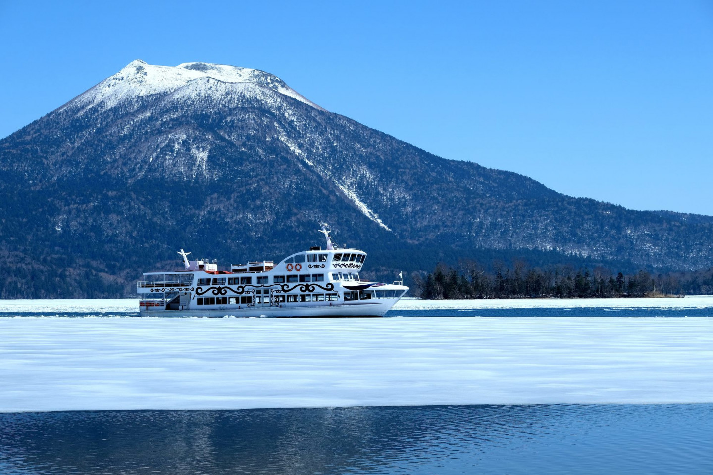 9.   Lake Akan boat cruise